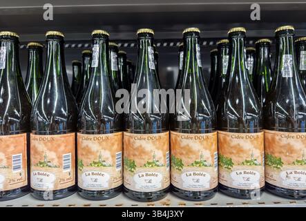 Grand Bay, Mauritius - 29 gennaio 2025: Bottiglie multiple di la Bolee Cidre Doux disposte ordinatamente su uno scaffale del supermercato. Foto Stock