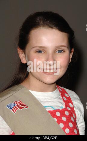 27 marzo 2008 - Los Angeles, CA - Abigail Breslin è stata inserita nelle Girl Scouts of the USA allo Zanuck Theater al 20th Century Fox Studios di Los Angeles, CA 03-26-2008........ Immagine: Abigail Breslin........ James Diddick/K57031JDI. JAMES DIDDICK- 2008 (immagine di credito: © Globe Photos/ZUMAPRESS.com) Foto Stock