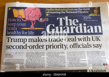 Donald "Trump fa accordi commerciali con la priorità del secondo ordine nel Regno Unito, dicono i funzionari" titolo del quotidiano Guardian 30 aprile 2025 Londra Regno Unito Foto Stock