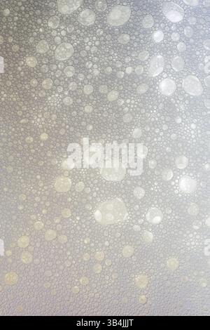 Birra. Il getto di birra viene versato in un bicchiere di birra, causando molte bolle e schiuma Foto Stock