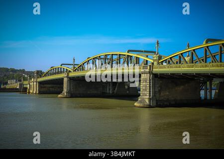 Vista dello storico ponte ferroviario di Rochester sul fiume Medway, dall'Esplanade di Rochester in un pomeriggio primaverile Foto Stock