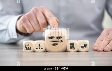 Blocchi di legno con il simbolo del concetto di formazione continua Foto Stock