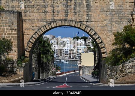 LA VALLETTA, MALTA - 11 APRILE 2025: Ingresso nelle mura della città vecchia a Birgu all'incrocio tra St Edward Street e IX-Xalt Foto Stock