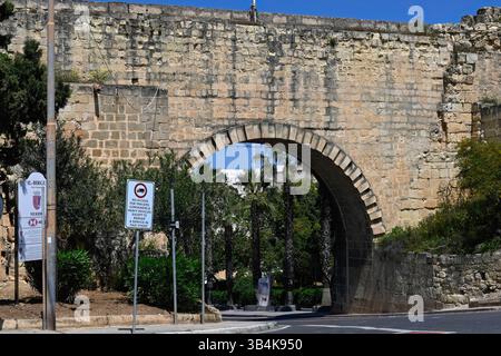 LA VALLETTA, MALTA - 11 APRILE 2025: Ingresso nelle mura della città vecchia a Birgu all'incrocio tra St Edward Street e IX-Xalt Foto Stock