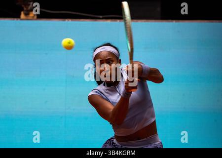 Madrid, Spagna. 30 aprile 2025. L'American Coco Gauff gioca contro la russa Mirra Andreeva (non visibile) durante una partita al mutua Madrid Open 2025, tenutasi a la Caja Mágica. Punteggio finale: 5-7 1-6 per Coco Gauff. Credito: SOPA Images Limited/Alamy Live News Foto Stock