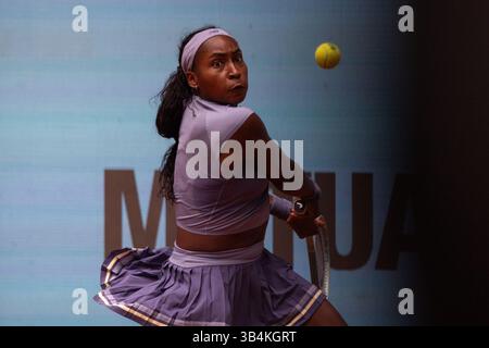 Madrid, Spagna. 30 aprile 2025. L'American Coco Gauff gioca contro la russa Mirra Andreeva (non visibile) durante una partita al mutua Madrid Open 2025, tenutasi a la Caja Mágica. Punteggio finale: 5-7 1-6 per Coco Gauff. Credito: SOPA Images Limited/Alamy Live News Foto Stock