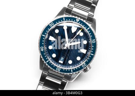 Elegante orologio da immersione con quadrante in pietra a motivi blu, pennarelli luminosi bianchi e bracciale in acciaio inossidabile per un look casual e formale Foto Stock
