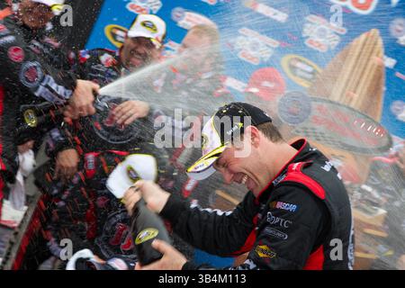 27 marzo 2011 - Fontana, California, Stati Uniti - KEVIN HARVICK (29) vince la gara Auto Club 400 e spruzza il suo equipaggio in Victory Lane all'Auto Club Speedway domenica. (Immagine di credito: © Ashley Dickerson/Cal Sport Media/ZUMAPRESS.com) Foto Stock
