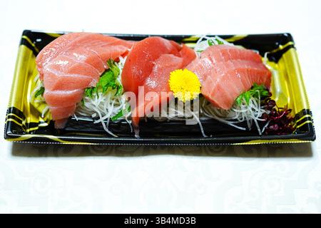 Sashimi di tonno assortiti in contenitori per sushi da asporto Foto Stock