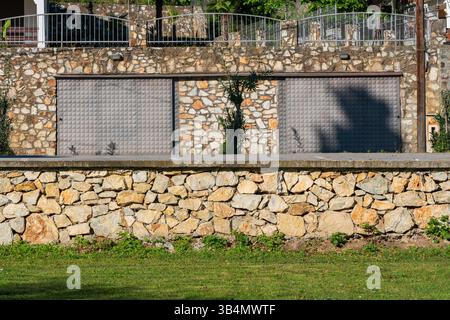 Quiete a strati: Erba, pietra e ombra Foto Stock
