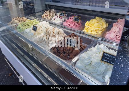 Tirana, Albania. 13 ottobre 2024. Gelato gluten freen in vendita a Tirana. Foto Stock