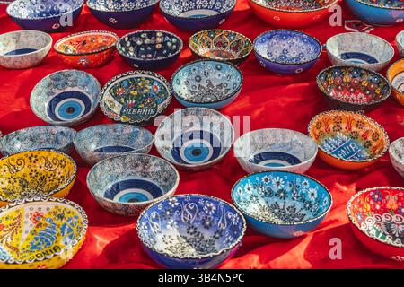 Tirana, Albania. 13 ottobre 2024. Ciotole di souvenir colorate in vendita a Tirana. Foto Stock