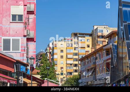 Tirana, Albania. 13 ottobre 2024. Condomini nella città di Tirana. Foto Stock