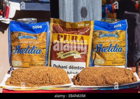 Tirana, Albania. 13 ottobre 2024. Tabacco da pipa in vendita in un mercato di Tirana. Foto Stock