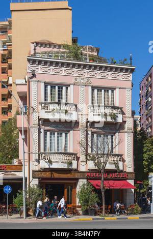 Tirana, Albania. 13 ottobre 2024. Piccolo edificio e un ristorante a Tirana. Foto Stock