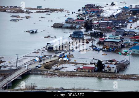 18 marzo 2011 - Minato, Giappone - una vista aerea di Minato, Giappone, una settimana dopo un terremoto di magnitudo 9,0 e il successivo tsunami devastarono l'area. Un enorme, potente e mortale terremoto di magnitudo 9,0, il quinto terremoto più grande del mondo mai registrato, colpì alle 14:46 ora locale, al largo della costa orientale del Giappone, inviando milioni di persone attraverso il Giappone, in fuga verso un terreno più alto. le onde dello tsunami di 23 metri hanno attraversato le aree costiere e hanno raggiunto fino a 5 miglia nell'entroterra. (Immagine di credito: © Ethan Johnson/U.S. Marine Corps/ZUMAPRESS.com) Foto Stock