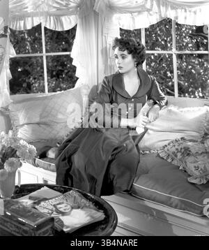 FOTO FILE - ELIZABETH TAYLOR, 79, la dea del film vincitrice dell'Oscar e pioniera attivista dell'AIDS i cui matrimoni fuori schermo, divorzi e gesta di sfiducia della morte rivaleggiavano con i suoi film per il dramma morto il 23 marzo 2011 di insufficienza cardiaca congestizia. IN FOTO: RILASCIATO: 16 giugno 1950 - titolo originale del film: Padre della sposa. NELLA FOTO: ELIZABETH TAYLOR interpreta Kay Banks. (Immagine di credito: © Entertainment Pictures/ZUMAPRESS.com) Foto Stock