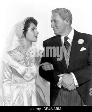 FOTO FILE - ELIZABETH TAYLOR, 79, la dea del film vincitrice dell'Oscar e pioniera attivista dell'AIDS i cui matrimoni fuori schermo, divorzi e gesta di sfiducia della morte rivaleggiavano con i suoi film per il dramma morto il 23 marzo 2011 di insufficienza cardiaca congestizia. IN FOTO: RILASCIATO: 16 giugno 1950 - titolo originale del film: Padre della sposa. NELLA FOTO: ELIZABETH TAYLOR nel ruolo di Kay Banks e SPENCER TRACY nel ruolo di Stanley T. Banks. (Immagine di credito: © Entertainment Pictures/ZUMAPRESS.com) Foto Stock