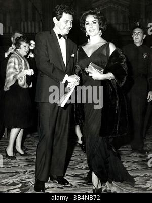 FOTO FILE - ELIZABETH TAYLOR, 79, la dea del film vincitrice dell'Oscar e pioniera attivista dell'AIDS i cui matrimoni fuori schermo, divorzi e gesta di sfiducia della morte rivaleggiavano con i suoi film per il dramma morto il 23 marzo 2011 di insufficienza cardiaca congestizia. NELLA FOTO, ELIZABETH TAYLOR e EDDIE FISHER agli Academy Awards. (Immagine di credito: © Globe Photos/ZUMAPRESS.com) Foto Stock