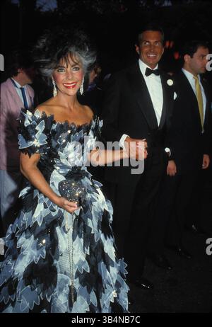 FOTO FILE - ELIZABETH TAYLOR, 79, la dea del film vincitrice dell'Oscar e pioniera attivista dell'AIDS i cui matrimoni fuori schermo, divorzi e gesta di sfiducia della morte rivaleggiavano con i suoi film per il dramma morto il 23 marzo 2011 di insufficienza cardiaca congestizia. NELLA FOTO, ELIZABETH TAYLOR CON GEORGE HAMILTON. (Immagine di credito: © Paul Schmulbach/Globe Photos/ZUMAPRESS.com) Foto Stock