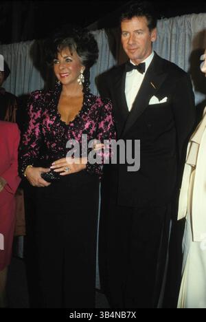 FOTO FILE - ELIZABETH TAYLOR, 79, la dea del film vincitrice dell'Oscar e pioniera attivista dell'AIDS i cui matrimoni fuori schermo, divorzi e gesta di sfiducia della morte rivaleggiavano con i suoi film per il dramma morto il 23 marzo 2011 di insufficienza cardiaca congestizia. NELLA FOTO, ELIZABETH TAYLOR CON CALVIN KLEIN. (Immagine di credito: © Paul Schmulbach/Globe Photos/ZUMAPRESS.com) Foto Stock