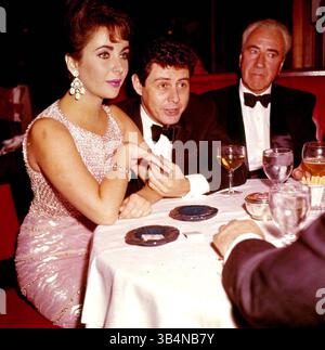 FOTO FILE - ELIZABETH TAYLOR, 79, la dea del film vincitrice dell'Oscar e pioniera attivista dell'AIDS i cui matrimoni fuori schermo, divorzi e gesta di sfiducia della morte rivaleggiavano con i suoi film per il dramma morto il 23 marzo 2011 di insufficienza cardiaca congestizia. NELLA FOTO, ELIZABETH TAYLOR E EDDIE FISHER. Foto Stock