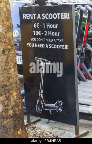 Tirana, Albania. 13 ottobre 2024. Insegna per noleggiare scooter elettrici a Tirana. Foto Stock