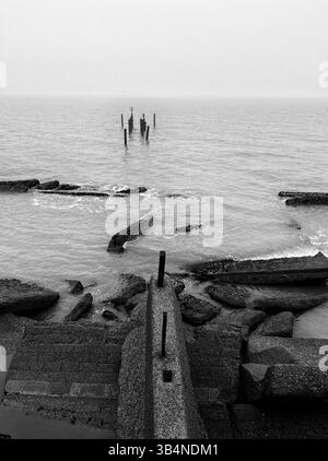 difese marittime concrete, ness point, lowestoft, suffolk, inghilterra Foto Stock