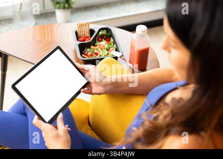 Mockup tablet digitale, donna che tiene un tablet. Fitness, concetto di cibo sano Foto Stock