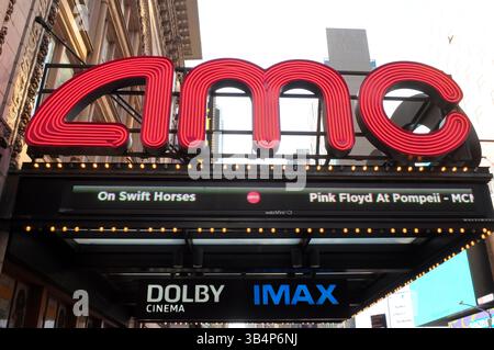 New York, Stati Uniti. 29 aprile 2025. Un cinema AMC si trova sulla 42nd Street di Manhattan, New York. (Credit Image: © Jimin Kim/SOPA Images via ZUMA Press Wire) SOLO PER USO EDITORIALE! Non per USO commerciale! Foto Stock