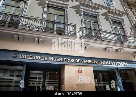 VALENCIA, SPAGNA - 13 OTTOBRE 2024: Cartello del Colegio de Ingenieros de Caminos Canales y Puertos su un ufficio di Valencia segna l'afflusso della Spagna Foto Stock