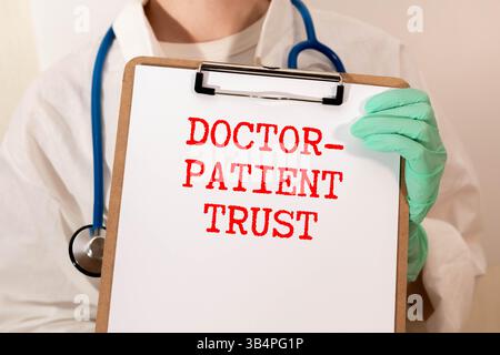 Dottore che dà speranza. Primo piano immagine di una giovane medico femminile che si appoggia in avanti a una donna anziana sorridente che tiene la mano nelle palme. Donna custode Foto Stock