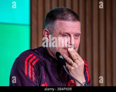 Colonia, Renania settentrionale-Vestfalia, Germania. 30 aprile 2025. L'allenatore del Bayern Monaco ALEXANDER STRAUS si mette la mano alle labbra durante la conferenza stampa il giorno prima della finale di Coppa DFB femminile al RheinEnergieStadion di Colonia, Germania, il 30 aprile 2025. (Credit Image: © Kai Dambach/ZUMA Press Wire) SOLO PER USO EDITORIALE! Non per USO commerciale! Foto Stock