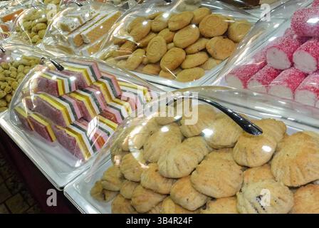 Biscotti dolci orientali tradizionali, paste, marmellata, dessert mediorientali con zucchero in mostra in un mercato di Street food. Dolci all'aperto Foto Stock