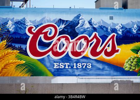 Golden, Colorado, USA - 26 aprile 2025: Una pubblicità dipinta vibrante per la birra Coors sul lato del birrificio Molson Coors nel centro di Golden. Foto Stock