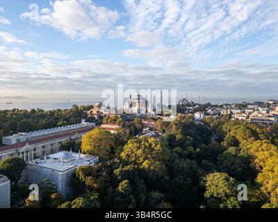 Foto con drone della Moschea Aya Sofia a Istanbul, in Turchia, durante l'alba Foto Stock