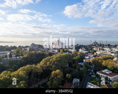 Foto con drone della Moschea Aya Sofia a Istanbul, in Turchia, durante l'alba Foto Stock