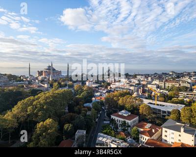 Foto con drone della Moschea di Aya Sofia e della Moschea Blu a Istanbul, in Turchia, durante l'alba Foto Stock