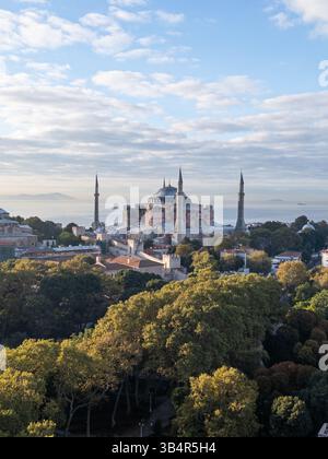 Foto con drone della Moschea Aya Sofia a Istanbul, in Turchia, durante l'alba Foto Stock