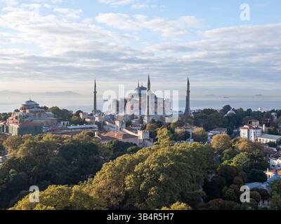 Foto con drone della Moschea Aya Sofia a Istanbul, in Turchia, durante l'alba Foto Stock
