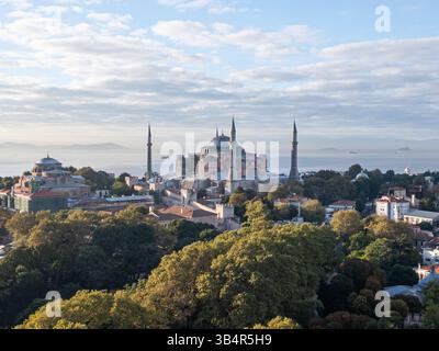 Foto con drone della Moschea Aya Sofia a Istanbul, in Turchia, durante l'alba Foto Stock