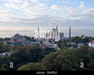 Foto con drone della Moschea Aya Sofia a Istanbul, in Turchia, durante l'alba Foto Stock