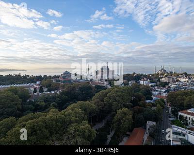 Foto con drone della Moschea Aya Sofia a Istanbul, in Turchia, durante l'alba Foto Stock