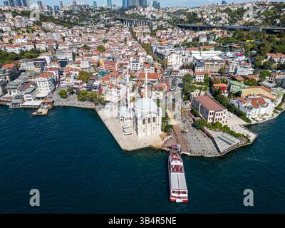Foto drone della moschea di Ortaköy o Büyük Mecidiye Camii a Beşiktaş, Istanbul, Turchia durante una giornata di sole sul lato del Bosforo Foto Stock