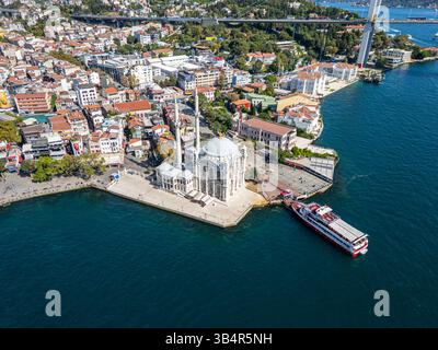 Foto drone della moschea di Ortaköy o Büyük Mecidiye Camii a Beşiktaş, Istanbul, Turchia durante una giornata di sole sul lato del Bosforo Foto Stock