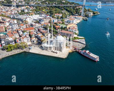 Foto drone della moschea di Ortaköy o Büyük Mecidiye Camii a Beşiktaş, Istanbul, Turchia durante una giornata di sole sul lato del Bosforo Foto Stock