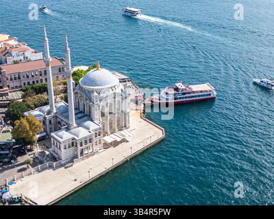 Foto drone della moschea di Ortaköy o Büyük Mecidiye Camii a Beşiktaş, Istanbul, Turchia durante una giornata di sole sul lato del Bosforo Foto Stock