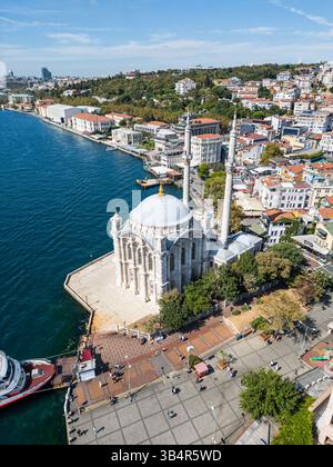 Foto drone della moschea di Ortaköy o Büyük Mecidiye Camii a Beşiktaş, Istanbul, Turchia durante una giornata di sole sul lato del Bosforo Foto Stock