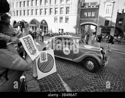 FERRARA , ITALIA - 15 giu -2024 : lancia APRILIA BERLINA 1350 1937 corse di auto d'epoca per le strade di Ferrara durante la mille miglia 2024 Foto Stock