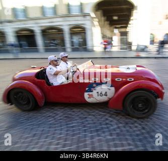 FERRARA , ITALIA - 15 giu -2024 : HEALEY 2400 SILVERSTONE e-TYPE 1950 corse di auto d'epoca per le strade di Ferrara durante la mille miglia 2024 Foto Stock
